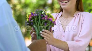 男人手送花束给女人，浪漫的礼物，送花，特写